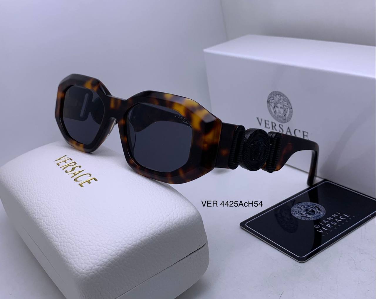 Versace
Ladies super Master quality 
180 dhs✅

Zain126
♥️♥️♥️