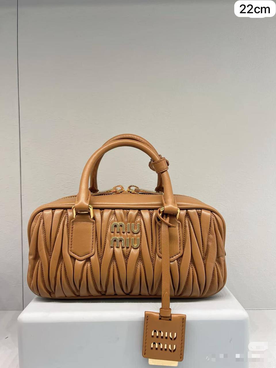 🌸 Miu Miu nice design
1⃣️ First quality +🎁
Size : 22 * 10.5 * 7.5 cm
80 dhs✅
with box🎁

Zain115
♥️♥️♥️
