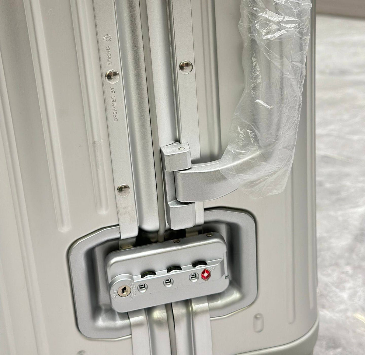 Rimowa
Super Master quality 

Small 790 dhs

Medium 890 dhs

Large 990 dhs 

Zain250
♥️♥️♥️