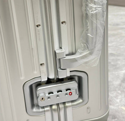 Rimowa
Super Master quality 

Small 790 dhs

Medium 890 dhs

Large 990 dhs 

Zain250
♥️♥️♥️
