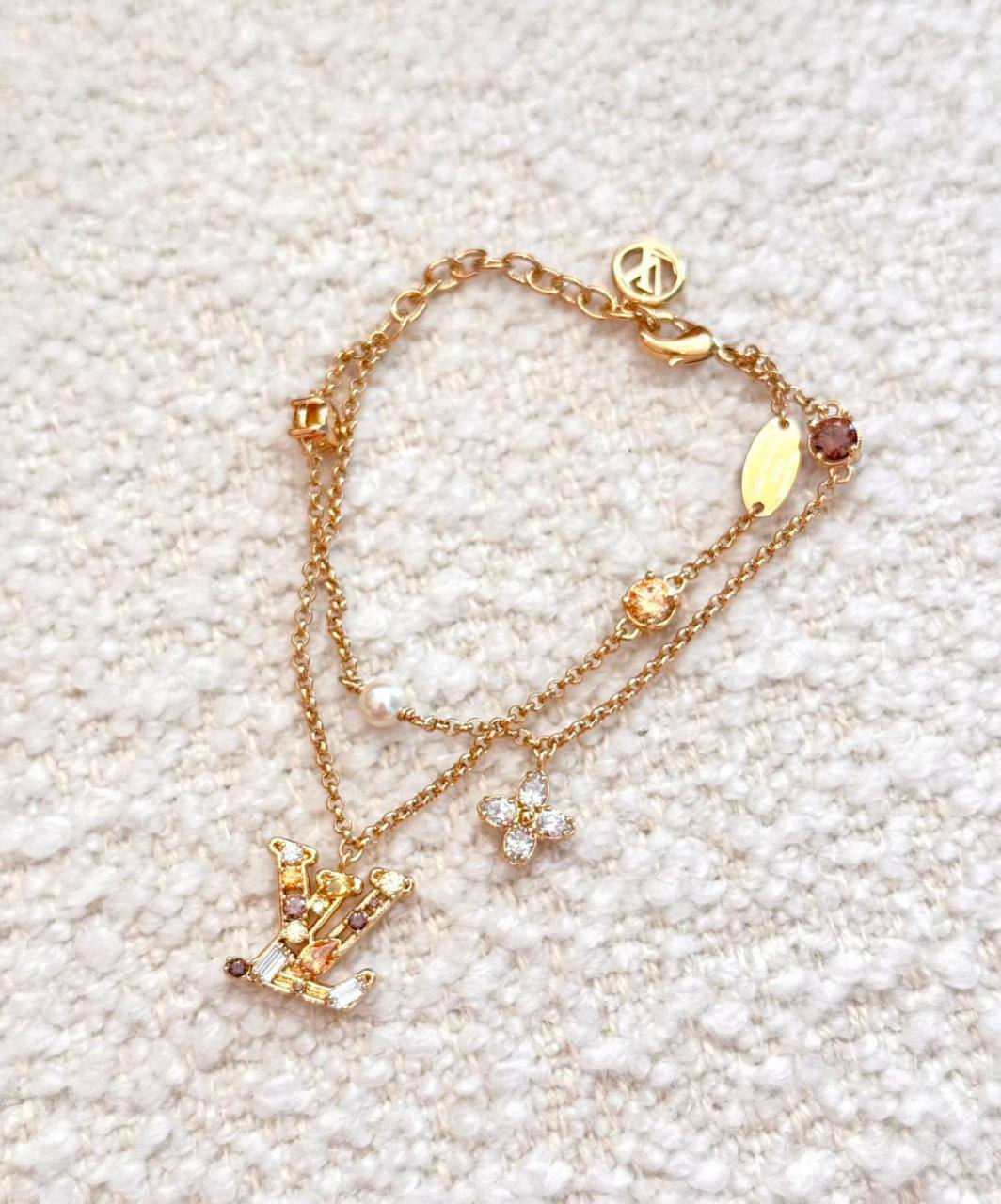 LOUIS VUITTON❤️‍🔥*
Necklace ✨
Earring 🦋
Bracelet 🌊
Master quality 💯
With normal boxes 🗃️ 
120 dhs🪙🌨️
With master box 📦 
130 dhs🪙🌨️

Zain216
♥️♥️♥️
