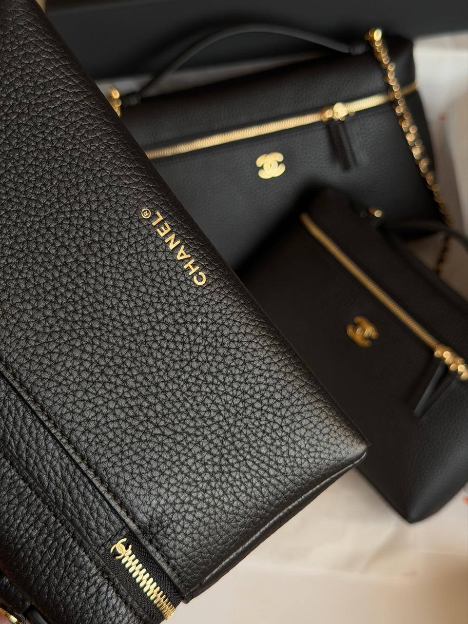 Chanel
 𝐕𝐀𝐍𝐈𝐓𝐘 𝐂𝐀𝐒𝐄 𝐖𝐈𝐓𝐇 𝐂𝐇𝐀𝐈𝐍 𝐒𝐔𝐏𝐄𝐑 𝐌𝐀𝐒𝐓𝐄𝐑 𝐐𝐔𝐀𝐋𝐈𝐓𝐘 
𝐋𝐀𝐑𝐆𝐄 -1300 dhs✅
𝐌𝐞𝐝𝐢𝐮𝐦 - 1250 dhs✅
𝐒𝐦𝐚𝐥𝐥 - 1200 dhs✅

ETAG4
♥️♥️♥️