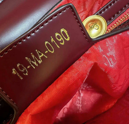 DIOR
 GOOD QUALITY 
WITH BOX
120 dhs✅

Zain295
♥️♥️♥️
