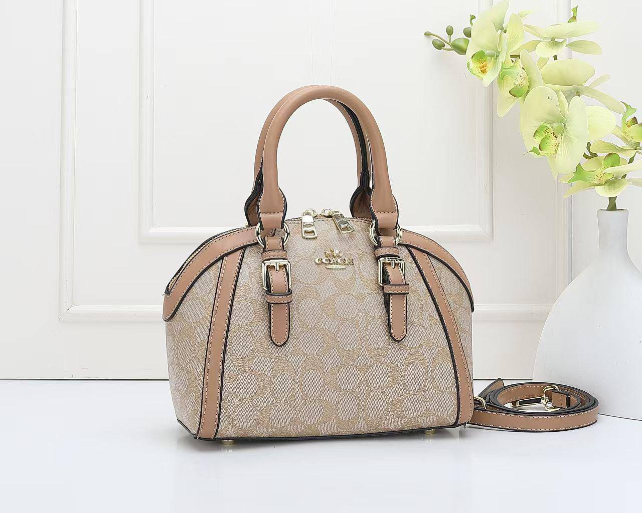 Coach
 Good Quality 

With Box 
🎁🎁🎁

95 dhs🪙🌨️

Zain250
♥️♥️♥️