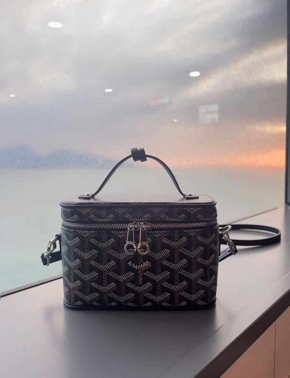 Goyard
95 dhs🪙🌨️
SIZE：18×10×12cm
Good quality 

with box
🎁🎁🎁

Zain35
♥️♥️♥️
