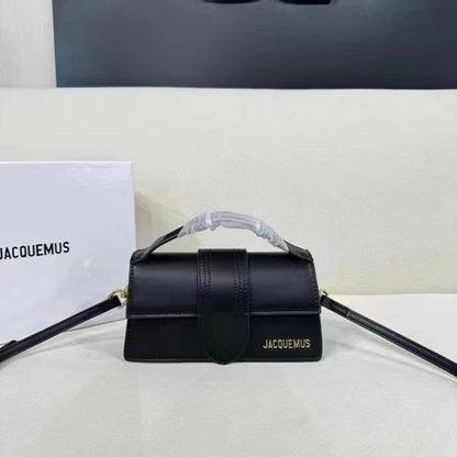 Jacquemus
Best quality with box’s 
110 dhs🇦🇪🇦🇪
size. 24 Cm

Zain290
♥️♥️♥️