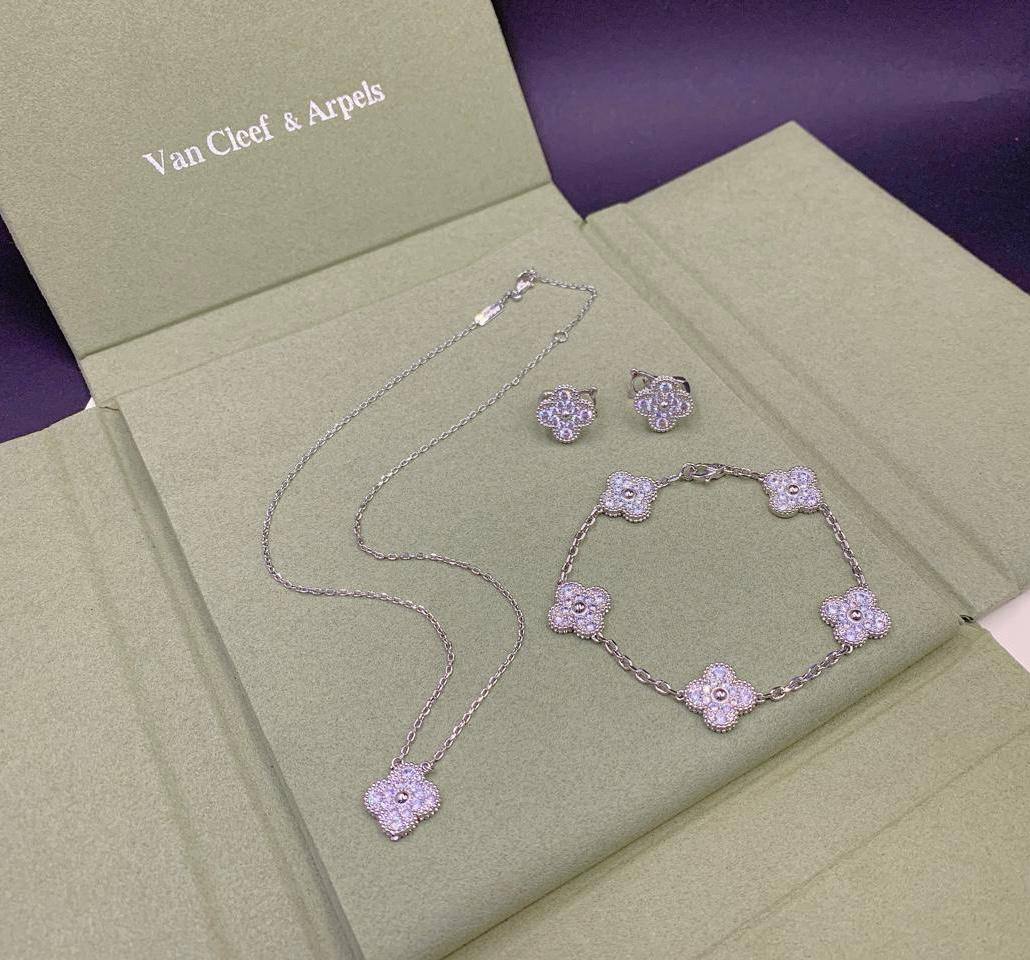 SET VCA
MASTER QUALITY 
NECKLACE BRACELET EARRINGS 
170 DHS🇦🇪🇦🇪 ✨💫

JUST BRACELET 
70 DHS🇦🇪🇦🇪✨💫

Zain89
♥️♥️♥️