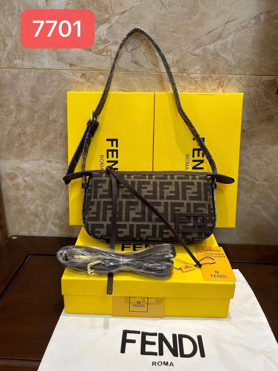 Fendi 
90 dhs✅
with box🎁
size 24×6×12cm

Zain213
♥️♥️♥️