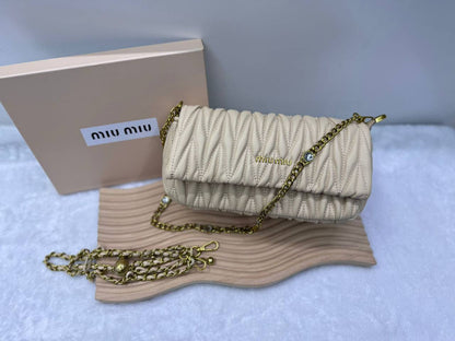 Miu Miu

With box 
🎁🎁🎁

110 dhs🪙🌺

Zain114
♥️♥️♥️