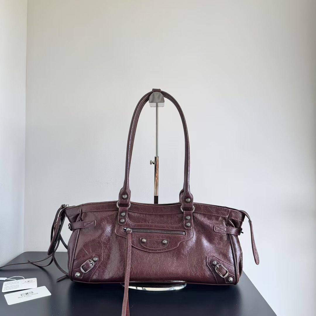 BALENCIAGA 

COPY ONE 

NEW CAME 

160 dhs🪙🌨️

Zain39
♥️♥️♥️