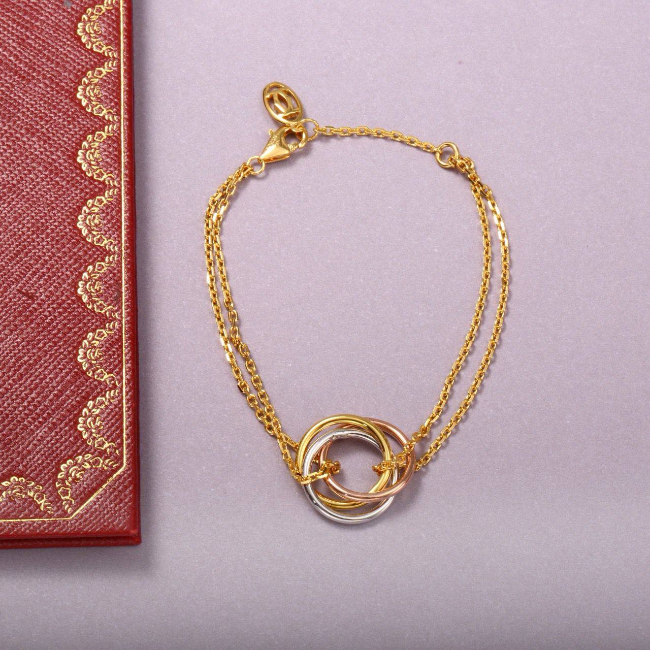 Cartier ❤️‍🔥*
Necklace 💥
Earring 🦋
Bracelet ✨
Master quality 💯
With normal boxes 📦 
160 dhs✅
With master box 🗃️ 
220 dhs✅

Zain216
♥️♥️♥️
