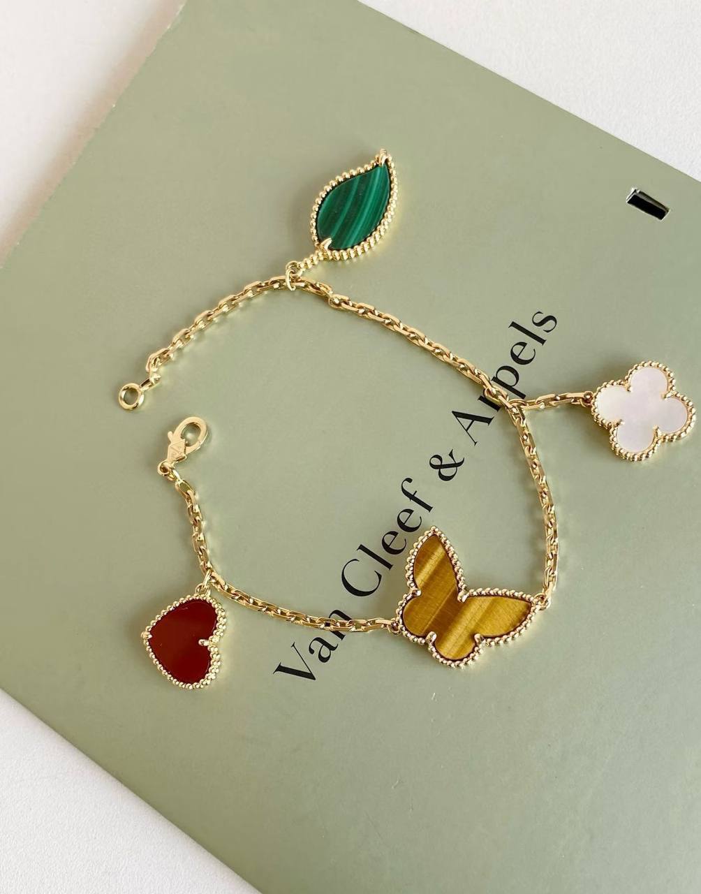 VCA ❤️‍🔥*
Bracelet 🐦‍🔥
Master quality 💯
With normal boxes 📦 
70 dhs✅

With master box 🗃️ 
95 dhs✅

Zain216
♥️♥️♥️