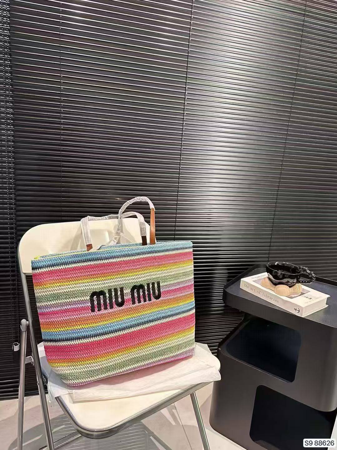 Miu Miu
with box
100 dhs✅

Zain143
♥️♥️♥️