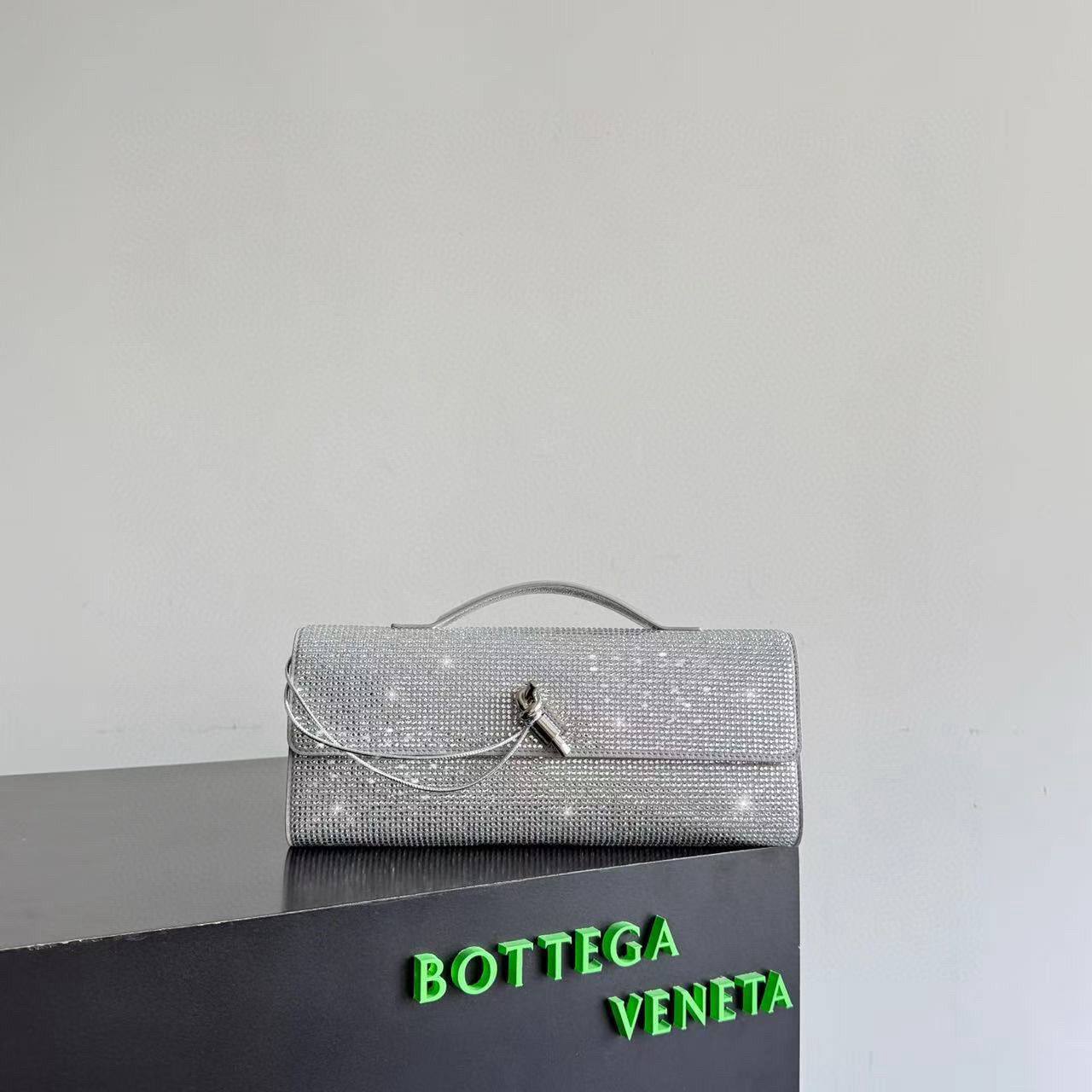 Bottega Andiamo Embellished Clutch in Leather✅*
*Size 31 cm*
For Price 👇 WTSP Text Zain 0568585901

Zain274
♥️♥️♥️