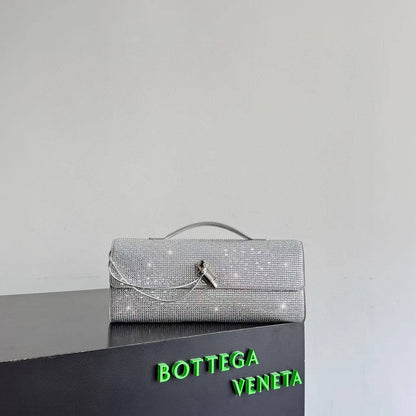 Bottega Andiamo Embellished Clutch in Leather✅*
*Size 31 cm*
For Price 👇 WTSP Text Zain 0568585901

Zain274
♥️♥️♥️