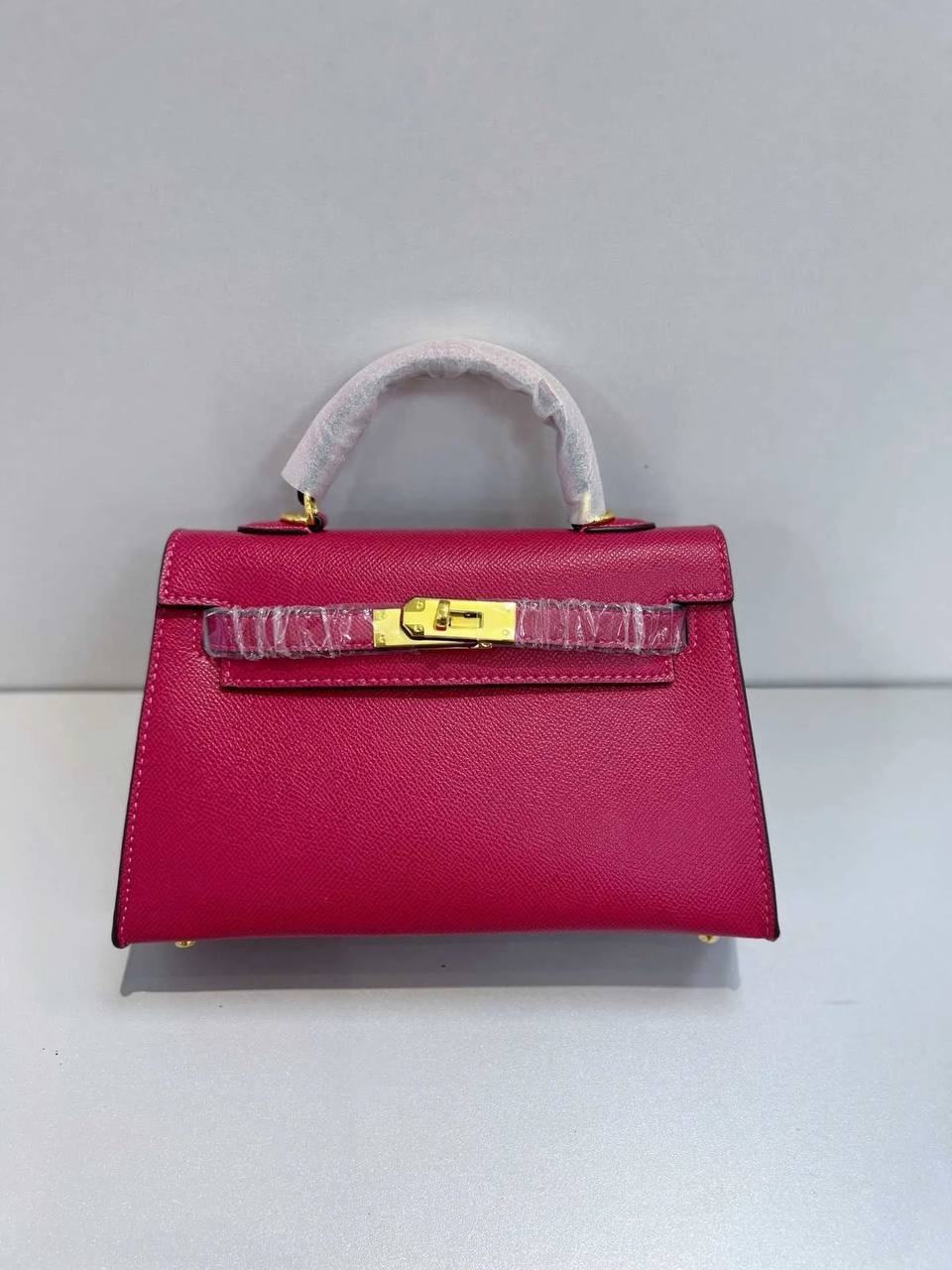 Hermes 

22cm 

90 dhs✅

with box 🎁🎁🎁

2belt with chain

Zain72
♥️♥️♥️