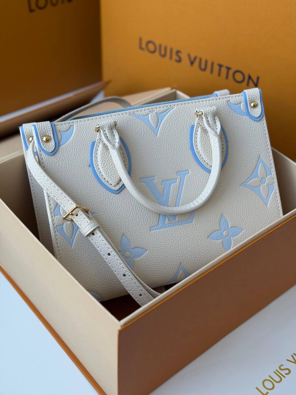*LOUIS VUITTON*
*Master*++++++
*25 Cm*
*AVAILABLE NOW*
For Price 👇 WTSP Text Zain 0568585901

Zain257
♥️♥️♥️