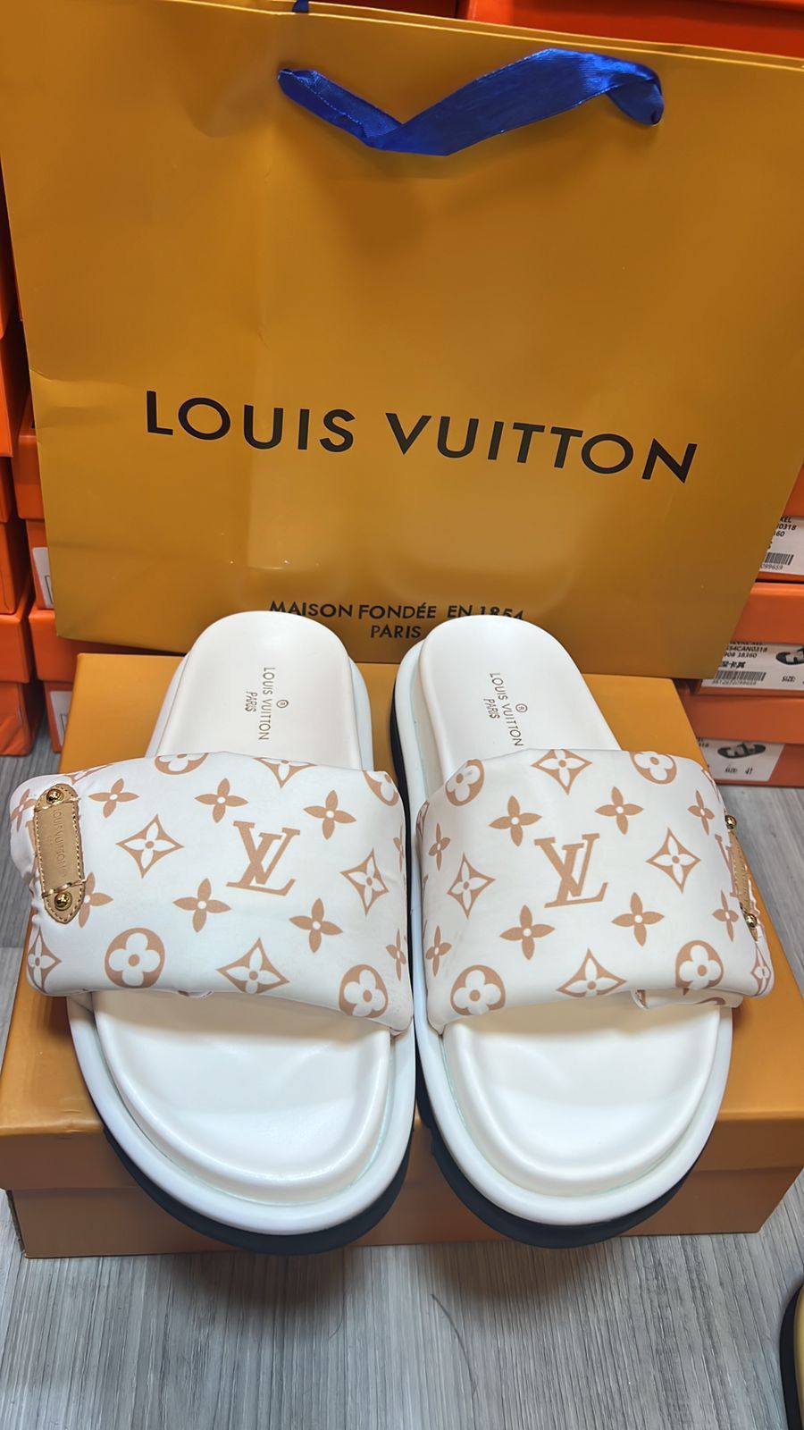 LV
Today New Arrived 
Size 36 to 41
With box
🎁🎁🎁

105 dhs🪙🌨️

Zain120
♥️♥️♥️
