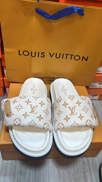 LV
Today New Arrived 
Size 36 to 41
With box
🎁🎁🎁

105 dhs🪙🌨️

Zain120
♥️♥️♥️