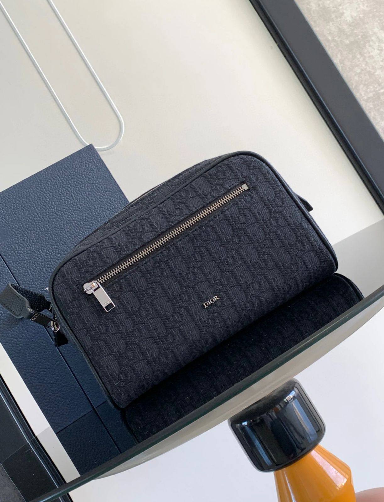 LV - Dior
Men's Toilettery Bag 
Master Quality
155 dhs❣️

Zain33
♥️♥️♥️
Man Pouch 👝 
Hand bag