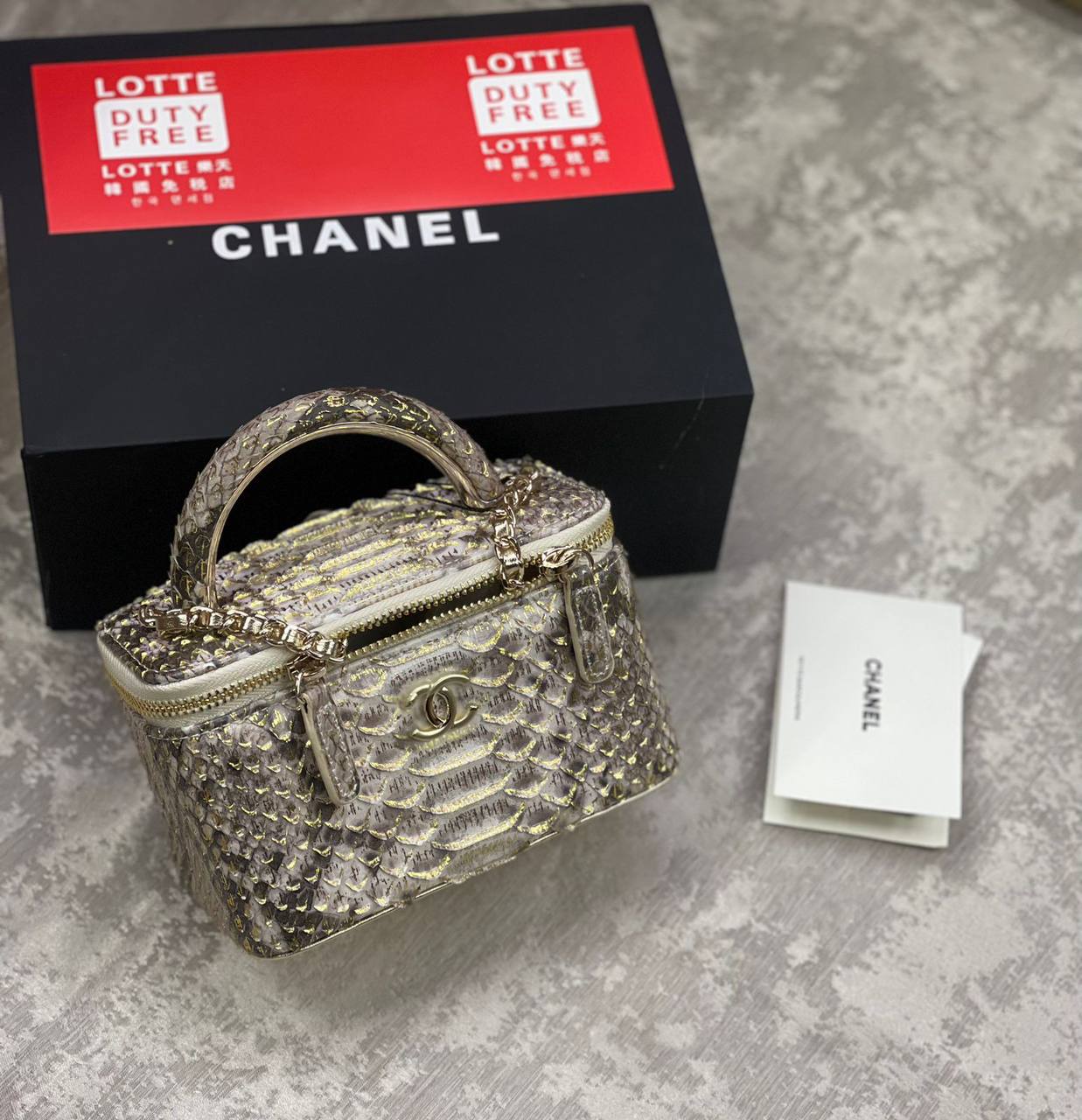 Chanel
with box 

High quality 
350 dhs✅

Zain175
♥️♥️♥️