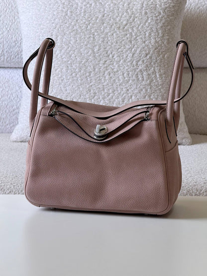 Hermes
lindy 26cm💥Master quality ✅with box📦
610 dhs❣️

Zain52
♥️♥️♥️