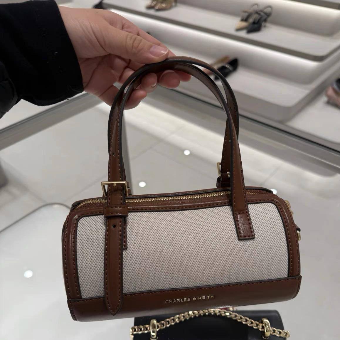 CK
20   * 11 * 11cm
90 dhs🪙🌨️

Zain17
♥️♥️♥️