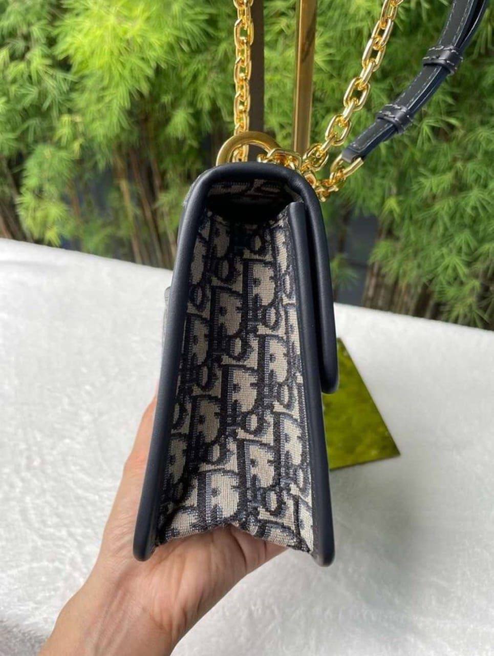 DIOR 
High Quality
NEW CAME  

WITH BOX  
🎁🎁🎁

180 dhs🪙

Zain39
♥️♥️♥️