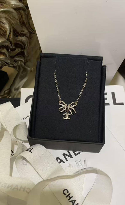CHANEL SET ❤️‍🔥*
Necklace ❣️
Earring 🌸
Bracelet 🍁
Master quality 💯
With normal boxes 📦 
130 dhs🪙🌨️
With master box 🗃️ 
150 dhs🪙🌨️

Zain216
♥️♥️♥️
