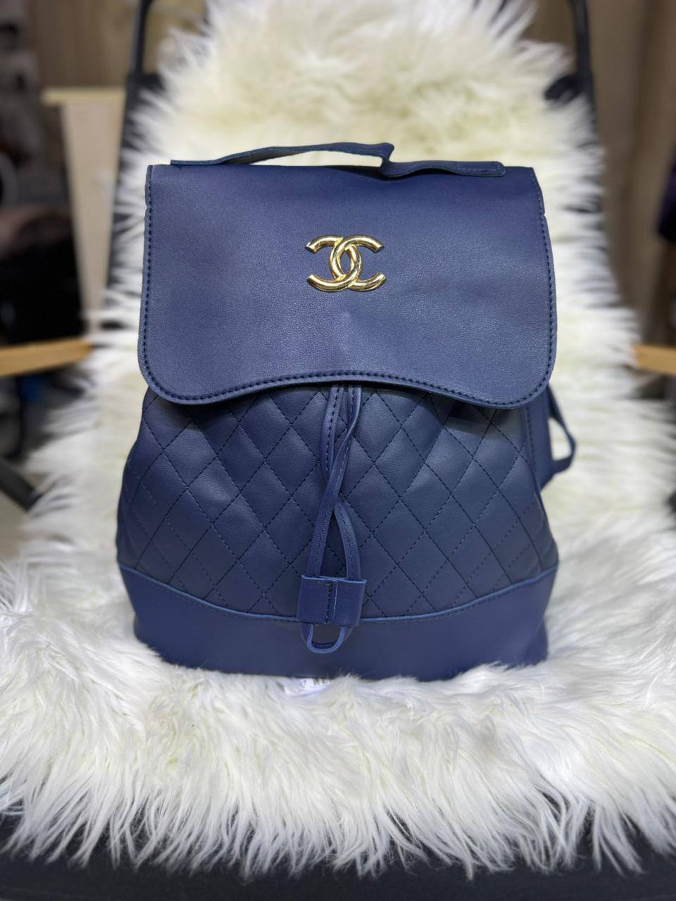 🌷Chanel backpack
Good quality 2 Use bag
Size: 29 * 34 cm
70 dhs✅

Zain115
♥️♥️♥️