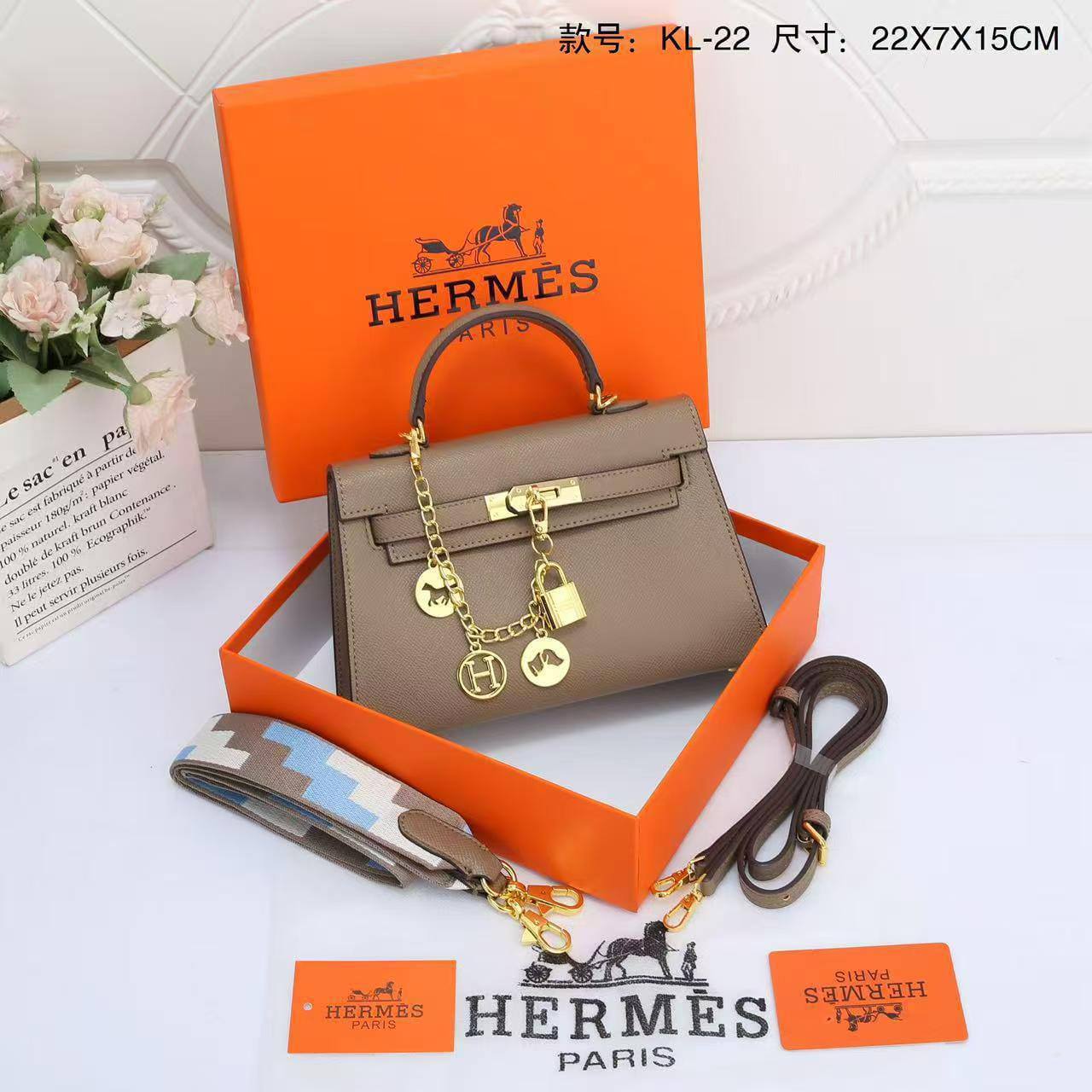Hermes
Size  22cm
Withbox
100 dhs🇦🇪🇦🇪

Zain04
♥️♥️♥️
