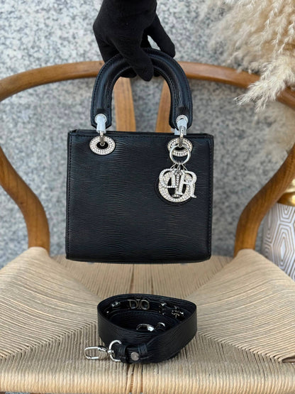DIOR

17cm
310 dhs🇦🇪🇦🇪🇦🇪

Top quality 
With box🎁
Zain167
♥️♥️♥️