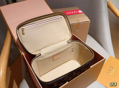 LV
big  110 dhs🇦🇪
size 35×9×19cm
medium 100 dhs🇦🇪
size 22×8.5×14cm
small  95 dhs🇦🇪
size 17×8.5×9.5cm
with box🎁🎁🎁
New Stock💓💓💓

Zain213
♥️♥️♥️