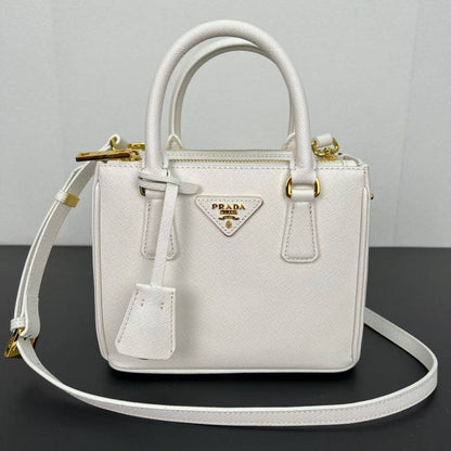 Prada

330 dhs🇦🇪🇦🇪


Zain153
♥️♥️♥️