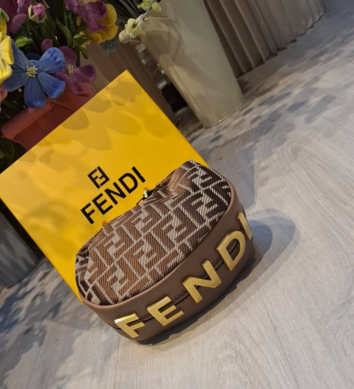 Fendi
Fendi Mini Fendigraphy

20cm
95 dhs💚❤️❤️💚

with BOX
🎁🎁🎁

Zain254
♥️♥️♥️