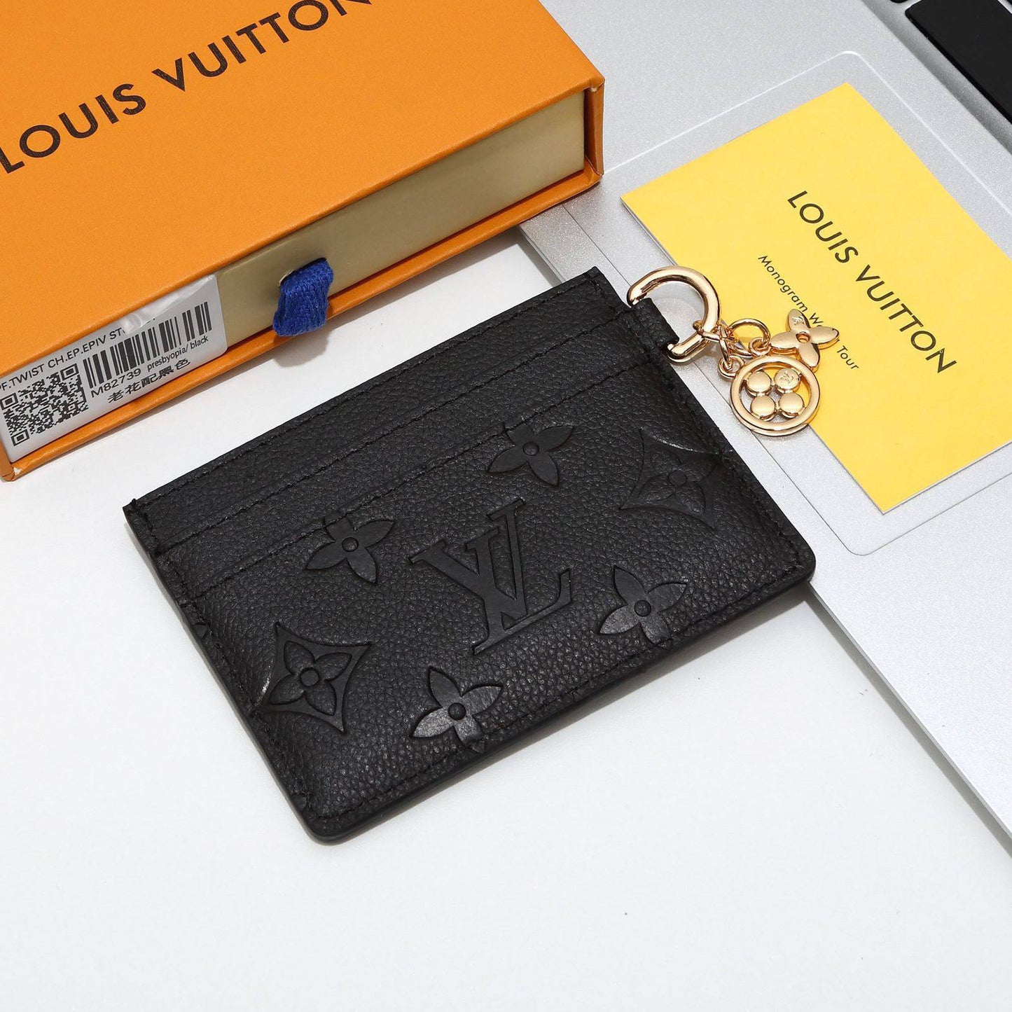 LV
Master Wallet
with box
110 dhs✅

Zain111
♥️♥️♥️