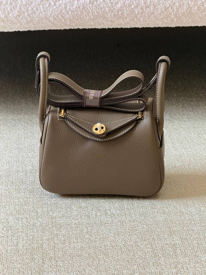Hermes 

mini lindy 18cm💕

master quality😍

with box❤️
340 dhs✅

Zain52
♥️♥️♥️