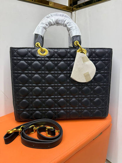 DIOR
Good  QUALITY 
SIZE:32cm
120 dhs🪙💕
🔥high quality🔥🔥

Zain04
♥️♥️♥️