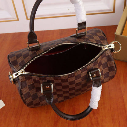 LV SPEEDY 
25CM ,GOOD QUALITY 
WITH BOX 
100 dhs✅

Zain295
♥️♥️♥️