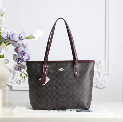 Coach
90 dhs✅
size 38×10×26cm

Zain42
♥️♥️♥️