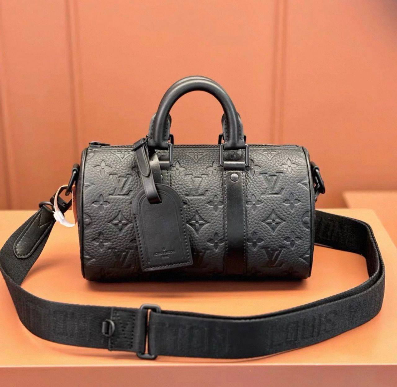 LV
120 dhs✅
size：22cm
High-quality 

with box
🎁🎁🎁

Zain35
♥️♥️♥️