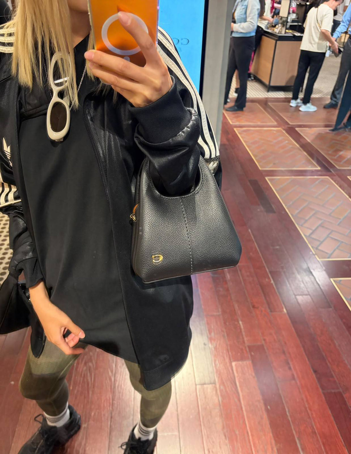 COACH

LanaSMALL 

SIZE NEW 

CAME GOOD QUALITY 

WITH BOX 
100 dhs🇦🇪🇦🇪

Size:20cm

Zain295
Zain39
Zain17
♥️♥️♥️