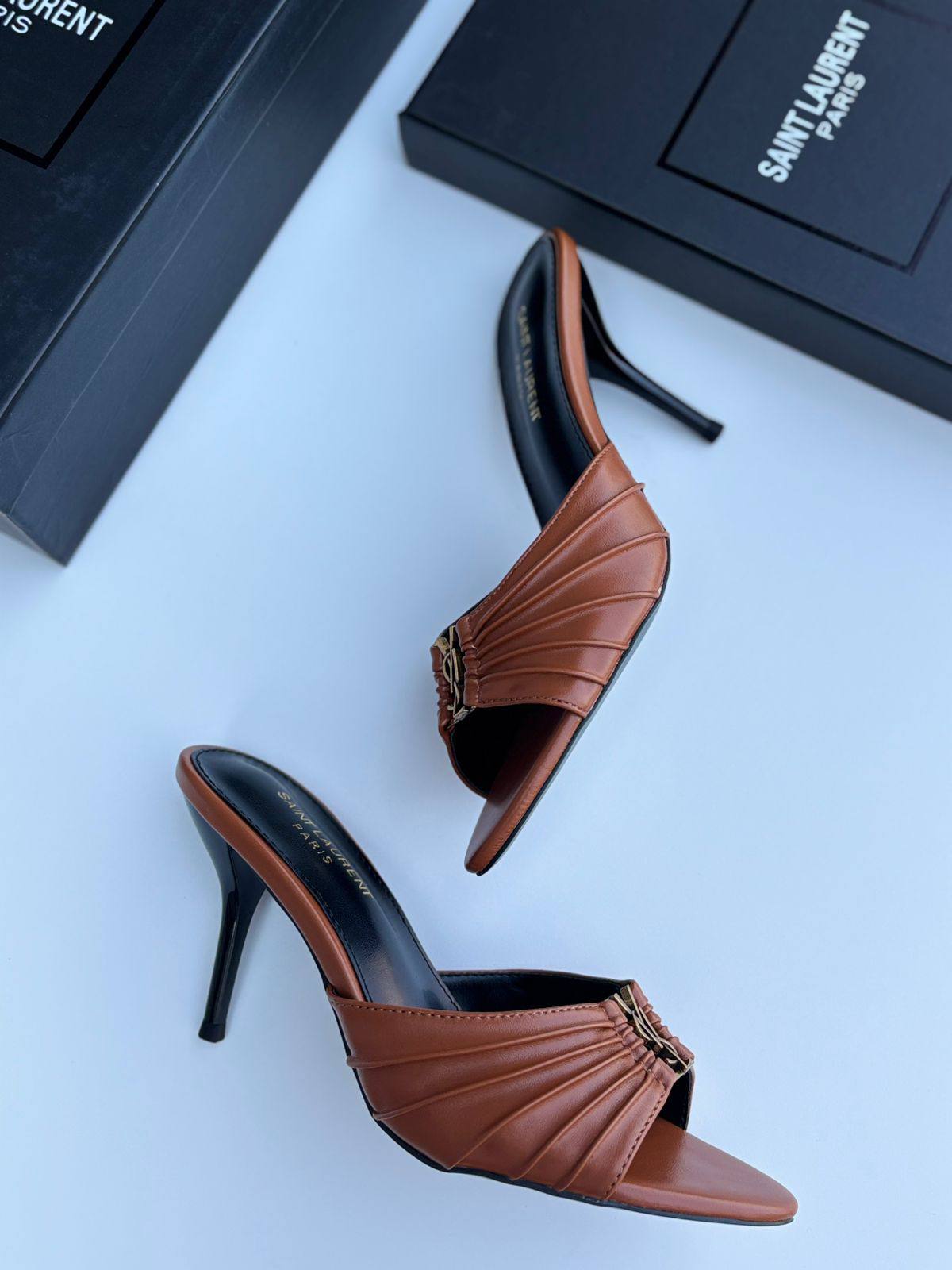 YSL
120 dhs❣️
Size 36-42

Zain55
♥️♥️♥️