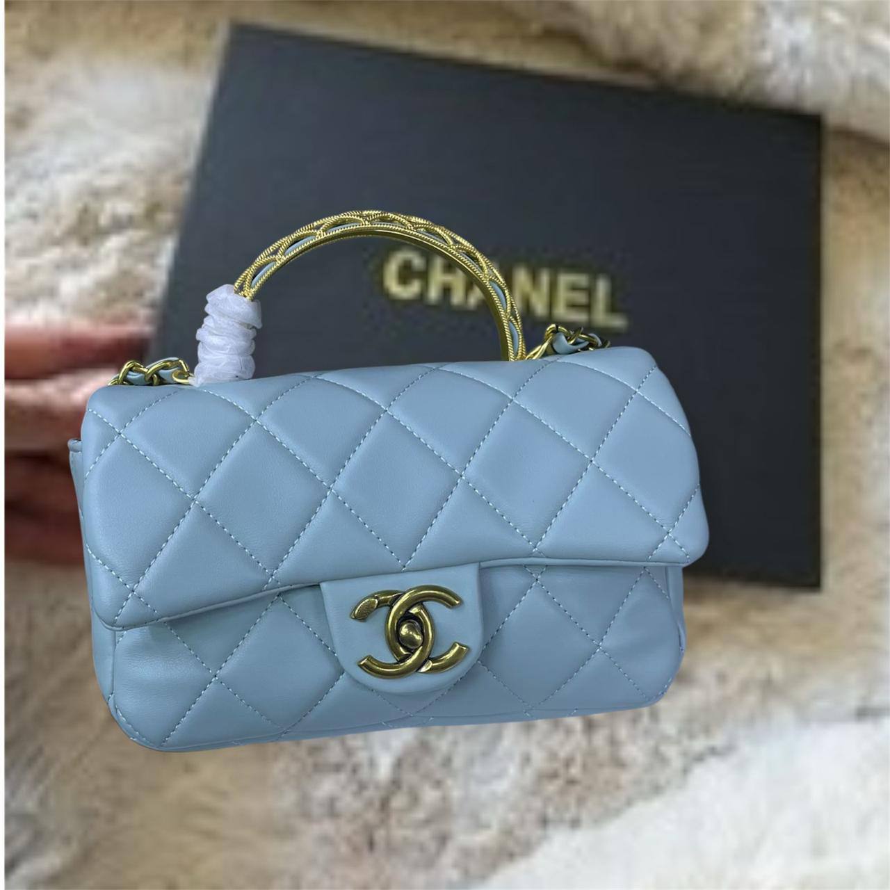Chanel 

20cmx10cmx7cm

95 dhs✅

with box
🎁🎁🎁

Zain72
♥️♥️♥️