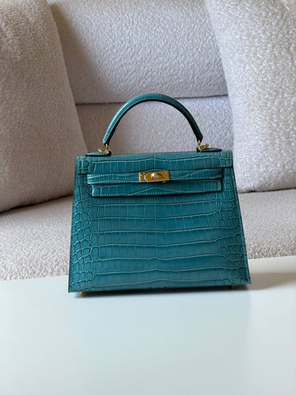 Hermes kelly 

25cm💥

Master quality ✅
with box 📦 
700 dhs🇦🇪🇦🇪

Zain52
♥️♥️♥️