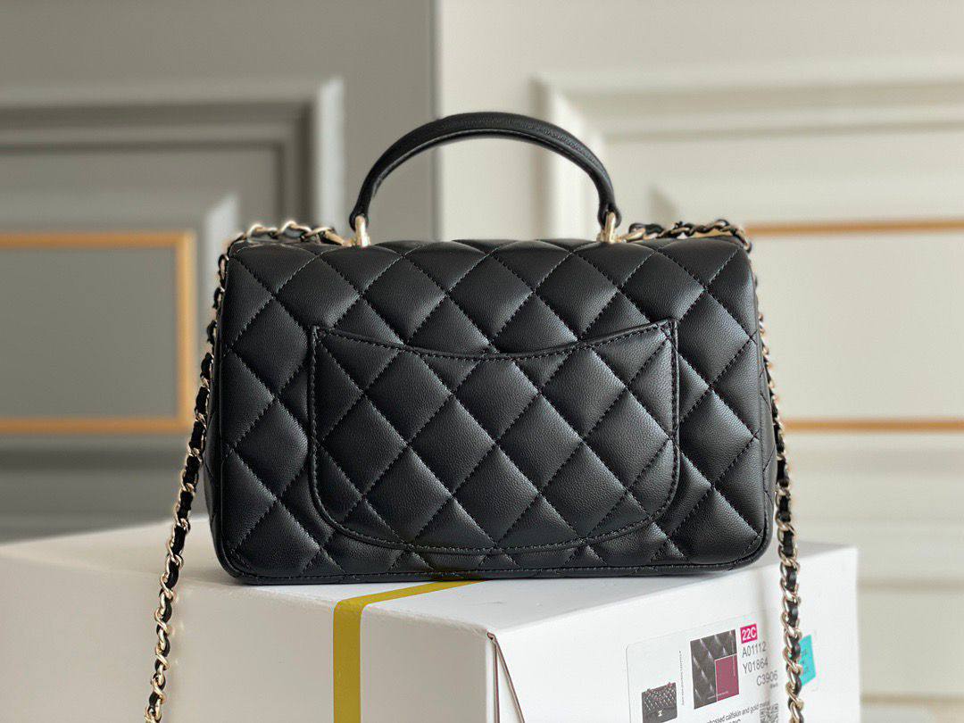 CHANEL 
NEW CAME HIGH QUALITY  

WITH BOX 
🎁🎁🎁

115 dhs💓
20cm

Zain39
♥️♥️♥️