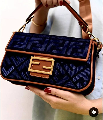 Fendi
120 dhs💛
with box
size 25cm
High quality

Zain26
♥️♥️♥️