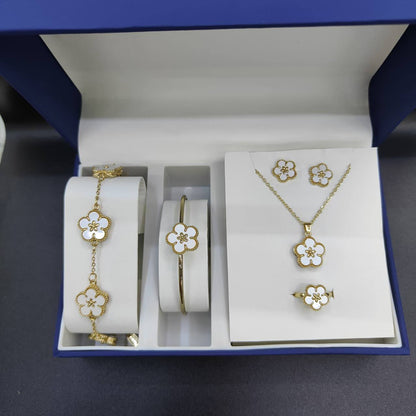 VCA set 
With box 
🎁🎁🎁

60 dhs✅

Zain25
♥️♥️♥️
