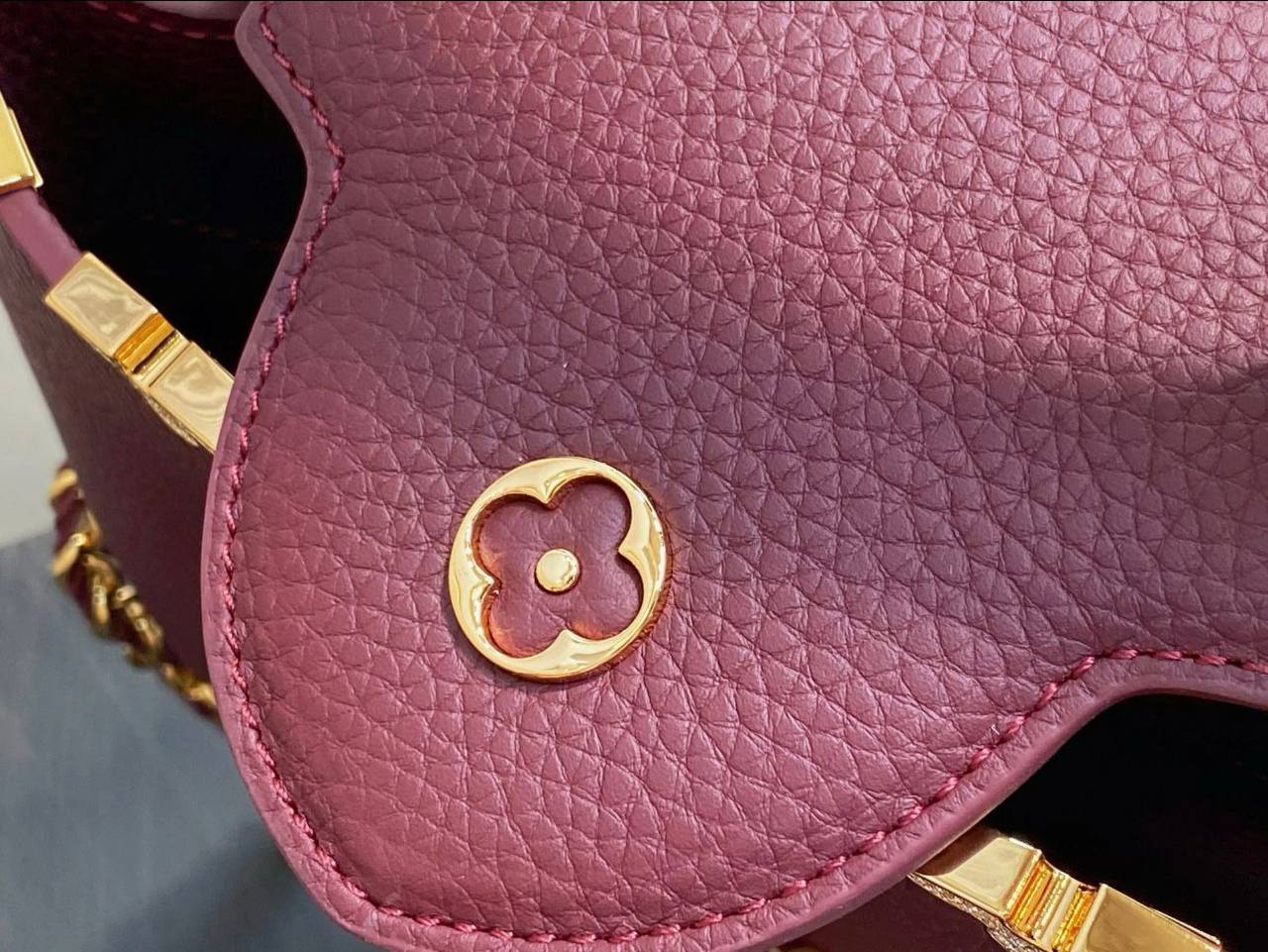 LV
 HIGH QUALITY 
WITH BOX 🎁
140 dhs✅

Zain295
♥️♥️♥️
