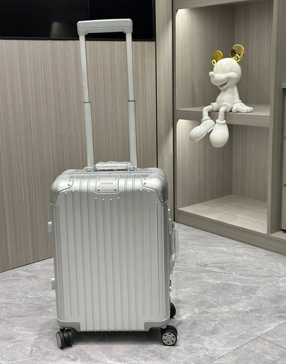 Rimowa
Super Master quality 

Small 790 dhs

Medium 890 dhs

Large 990 dhs 

Zain250
♥️♥️♥️